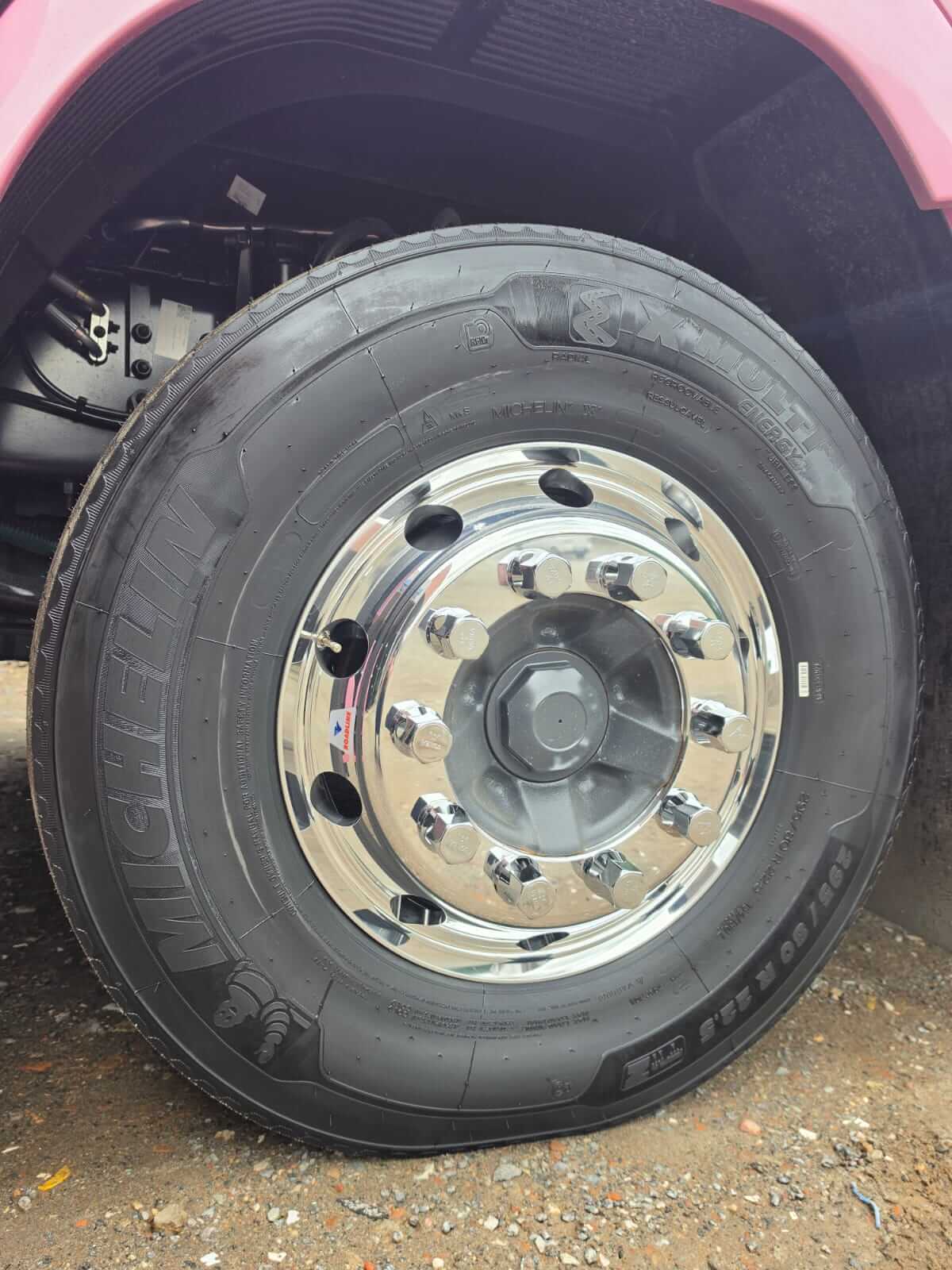 Roda ROADLINE Borda Larga RD-576 em caminhão