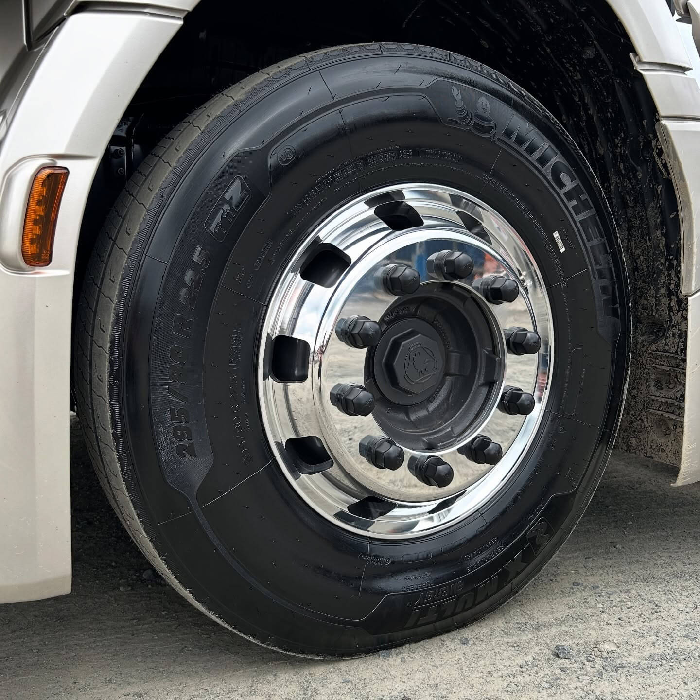 Roda ROADLINE RDS 2.0 Janela Quadrada RD-695 volvo